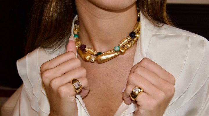 Une photo cadrée sur des bijoux fantaisies en or de la marque HYPSO Paris